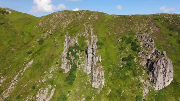 Tiro Aéreo Épico Cume Montanha Rocha Paisagem Verão Das Montanhas — Vídeo de Stock