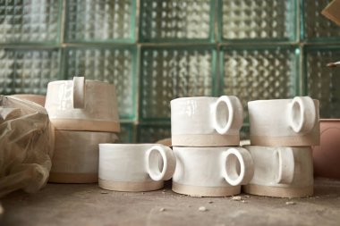 Çömlek stüdyosu çömlek yapma süreci. Usta seramikçi onun stüdyosunda çalışıyor. Çömlekçinin işyeri