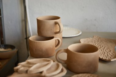 Çömlek stüdyosu çömlek yapma süreci. Usta seramikçi onun stüdyosunda çalışıyor. Çömlekçinin işyeri