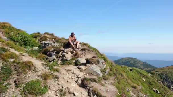 Tiro Aéreo Épico Cume Montanha Rocha Paisagem Verão Das Montanhas — Vídeo de Stock