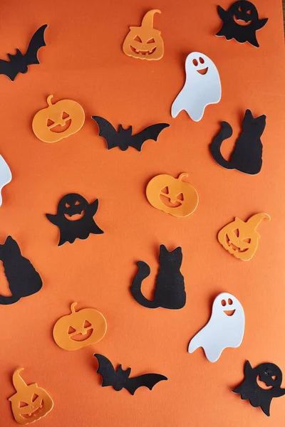 Halloween Dekorationen Kürbisse Fledermäuse Und Geister Auf Orangefarbenem Hintergrund — Stockfoto