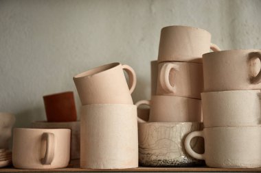 Çömlek stüdyosu çömlek yapma süreci. Usta seramikçi onun stüdyosunda çalışıyor. Çömlekçinin işyeri