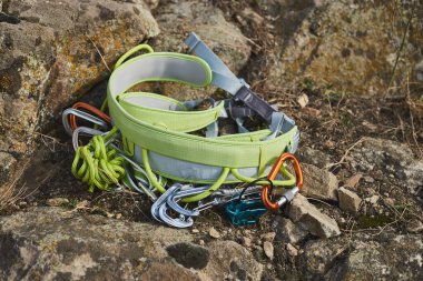 Tırmanma ekipmanları hazırlanıyor. Kemerdeki tırmanma ekipmanları. Extreme, en üst düzey sigortası olan bir kayaya tırmanır.