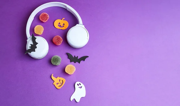 Halloween Podcast Halloween Decorations Pumpkins Bats Candy Ghosts Purple Background — Stock Photo, Image