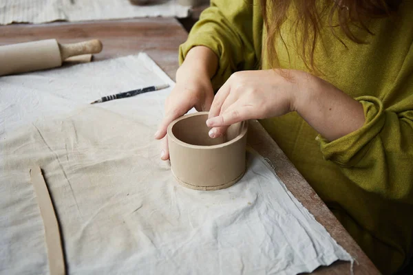 Kvinnlig Keramiker Som Arbetar Keramikstudio Keramik Händer Smutsiga Clay Process — Stockfoto