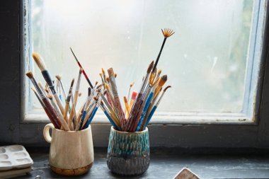 Bir seramikçinin çalışma masası. Clay atölyesi. Çömlek yapma süreci. Usta seramikçi onun stüdyosunda çalışıyor.