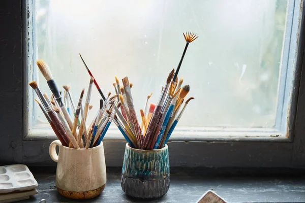 Bir seramikçinin çalışma masası. Clay atölyesi. Çömlek yapma süreci. Usta seramikçi onun stüdyosunda çalışıyor.