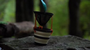 Kamp kahvesi. Portatif filtre düzeneği ile açık havada kahve yapmak. Karpat Dağları, Ukrayna 'da yaz yürüyüşü