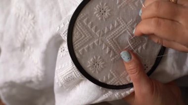 Geleneksel Ukrayna nakışı. El nakışı teknikleri beyaz kumaş üzerinde gösterilir. Samimi bir ortamda ayrıntılı dikişler atılır.