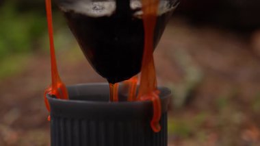 Kamp kahvesi. Sabahın erken saatlerinde ormanda kahve demlemek. Karpat Dağları, Ukrayna 'da yaz yürüyüşü