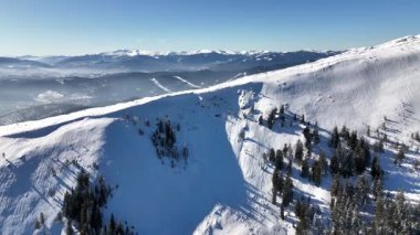 Karla kaplı dağlar ve yemyeşil ormanlar büyük açık havada çarpıcı bir kış manzarası yaratır. Kış boyunca Gorgany poligonu. Karpat Dağları, Ukrayna