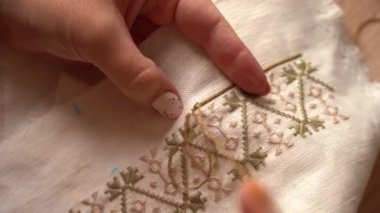 Becerikli eller parlak bir atölyede güzel işlemeler yaratır. Geleneksel Ukrayna Nakışı