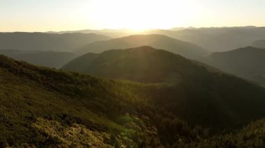 Kırsal bir bölgedeki dağların üzerinde gün batımı değişen ışık ve gölgeleri yakalıyor. Bratkivskyi menzili. Gorgany. Karpat Dağları 'nda yaz yürüyüşü. Ukrayna