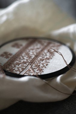 Beyaz Kumaşa Kahverengi Nakış Detayları. Geleneksel Ukrayna nakışı