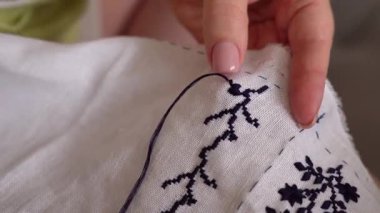 Geleneksel Ukrayna nakışı. Öğleden sonra rahat bir oturma odasında el işlemesi öğrenmek, açık adımlarla.