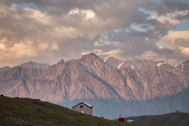 Dağcılar bulutlu bir öğleden sonra Gürcistan 'daki Kazbek Dağı' nın zirvesine doğru ilerliyorlar.