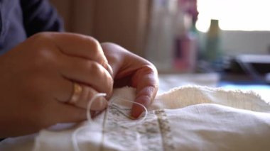 Öğleden sonra sıcacık bir ortamda basit dikiş teknikleriyle kumaş üzerine güzel nakış yapmak. Geleneksel Ukrayna Nakışı