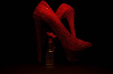 yüksek topuklu kırmızı