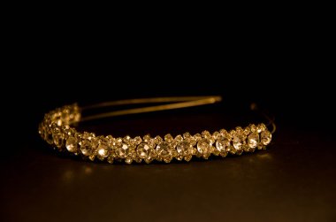 süslenmiş taç beyaz