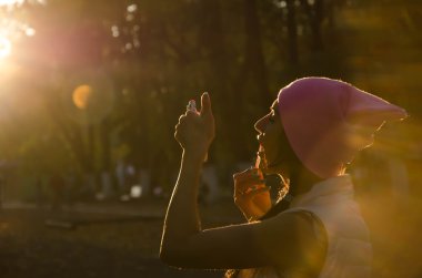 kadın ve güneş ve park
