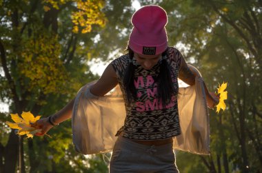 kadın ve güneş ve park