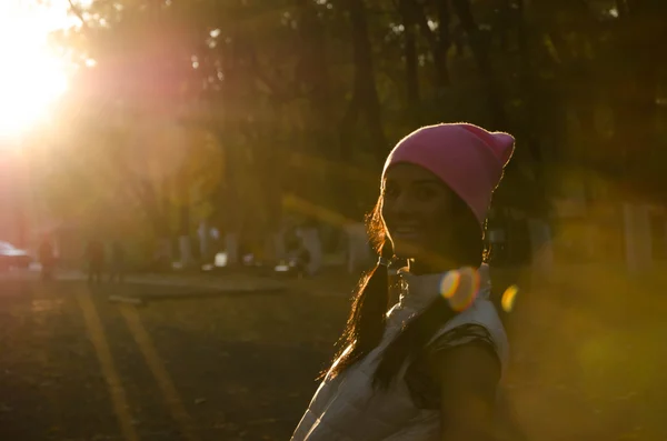 여자와 태양 및 공원 — 스톡 사진