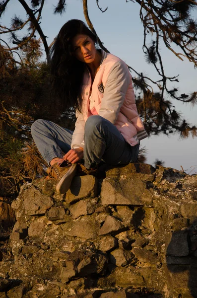 Hermosa chica en las montañas — Foto de Stock