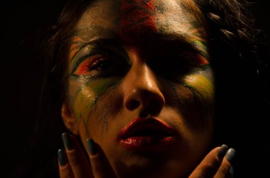 Siyah kadınlar boyalı