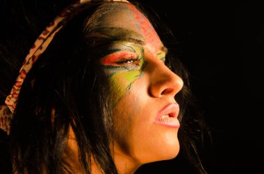 Siyah kadınlar boyalı