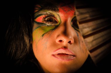 Siyah kadınlar boyalı