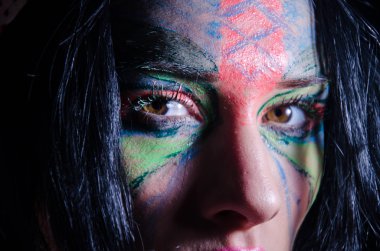 Siyah kadınlar boyalı