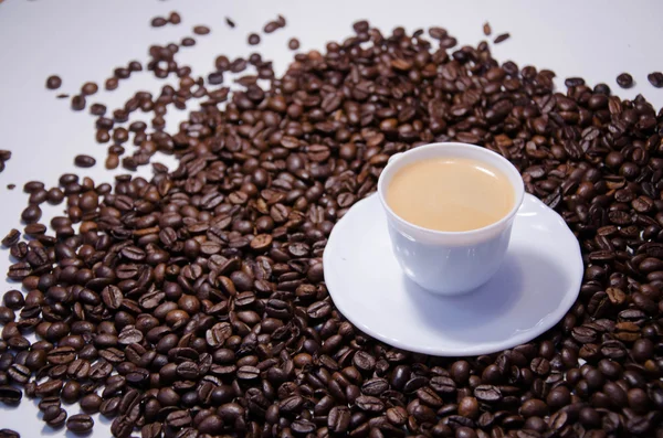Кава чорний фон — стокове фото
