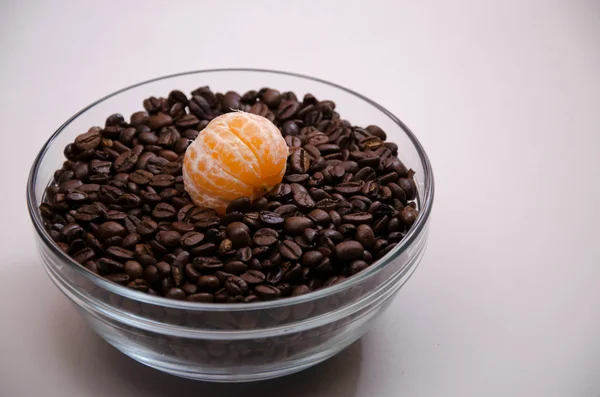 Ziarna kawy i mandarynka miska — Zdjęcie stockowe