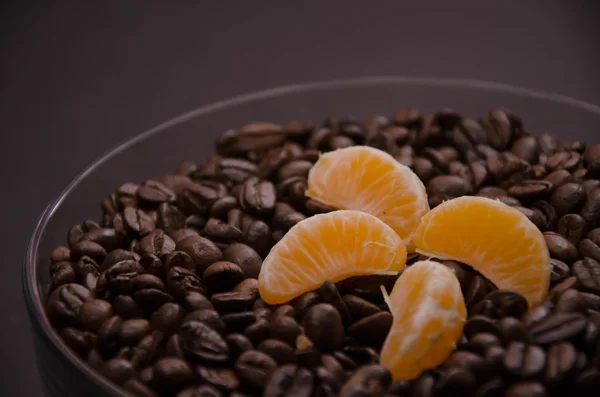 Kávébab és a mandarin tál — Stock Fotó