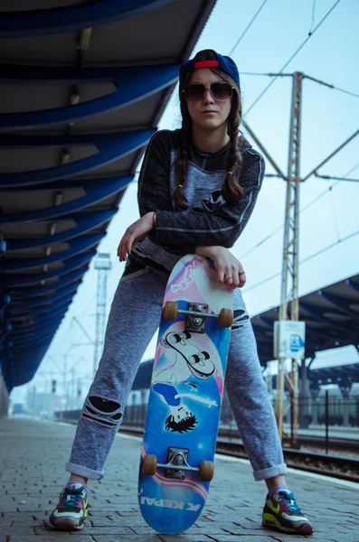 Хороша дівчинка скейтборд — стокове фото