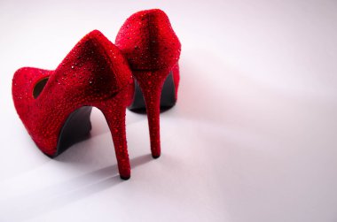 Beyaz arka planda kırmızı topukluları kapat