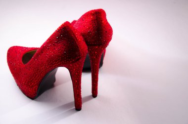 Beyaz arka planda kırmızı topukluları kapat