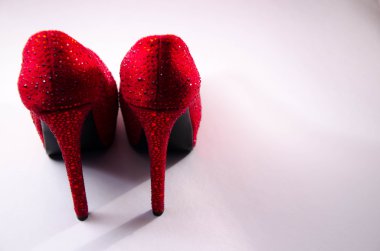 Beyaz arka planda kırmızı topukluları kapat