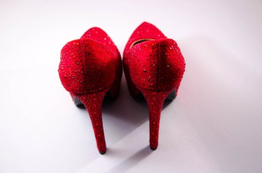 Beyaz arka planda kırmızı topukluları kapat