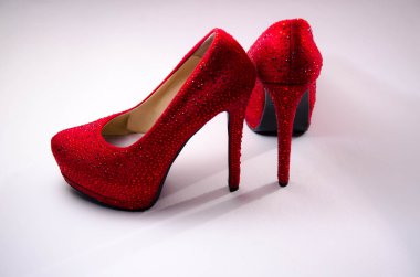 Beyaz arka planda kırmızı topukluları kapat