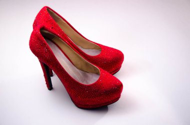 Beyaz arka planda kırmızı topukluları kapat