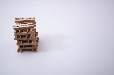 Kağıt atacı beyaz arkaplanda izole edildi