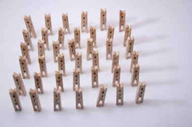 Kağıt atacı beyaz arkaplanda izole edildi