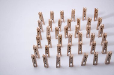 Kağıt atacı beyaz arkaplanda izole edildi