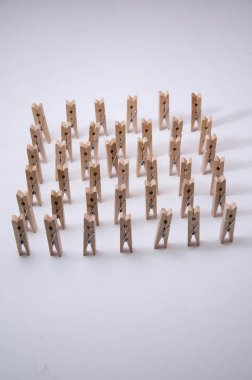 Kağıt atacı beyaz arkaplanda izole edildi