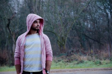 Sakal ve gözlük sokakta genç bir adamla