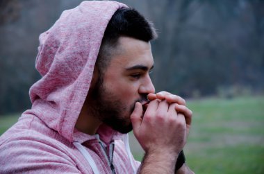 Sakal ve gözlük sokakta genç bir adamla