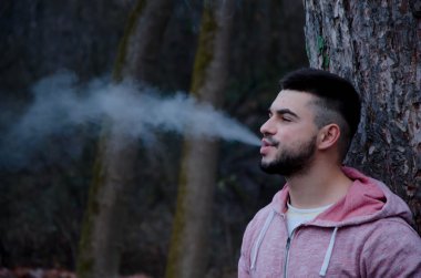 Sakal ve gözlük sokakta genç bir adamla