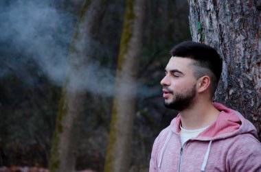 Sakal ve gözlük sokakta genç bir adamla