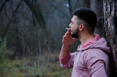 Sakal ve gözlük sokakta genç bir adamla